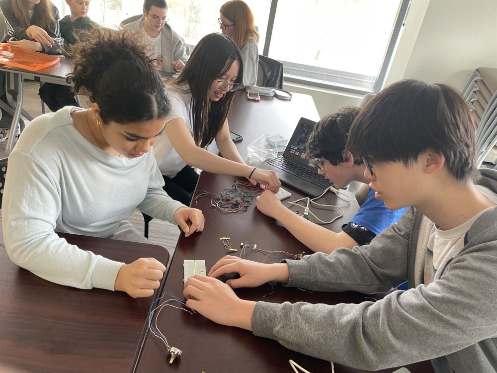 Students wiring Arduino projects at the NYCH Yorkdale workshop